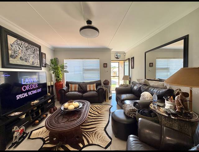 3 BEDROOM TOWNHOUSE FOR SALE IN JEFFREYS BAY CENTRAL